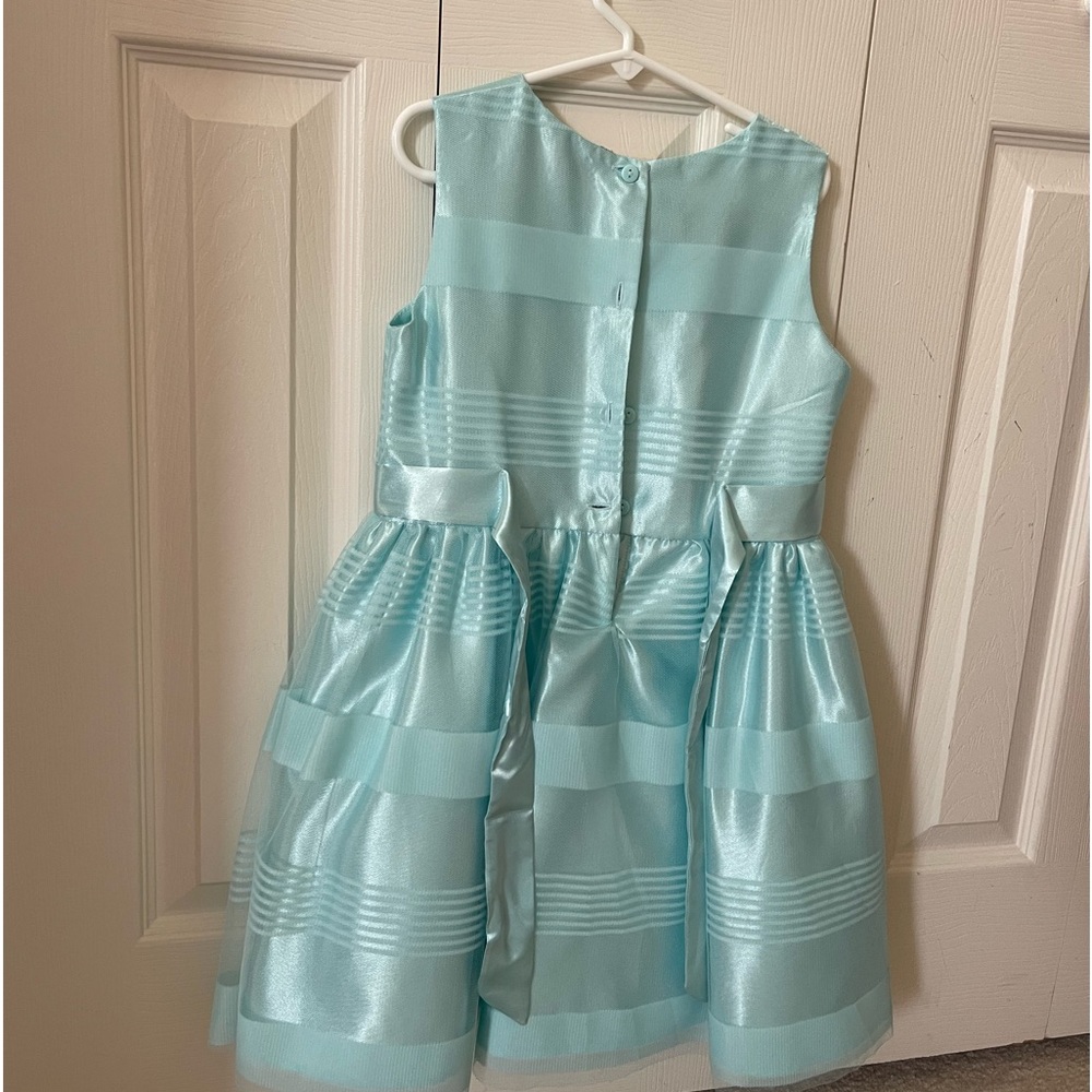 Girl dress, size 7, light green color.